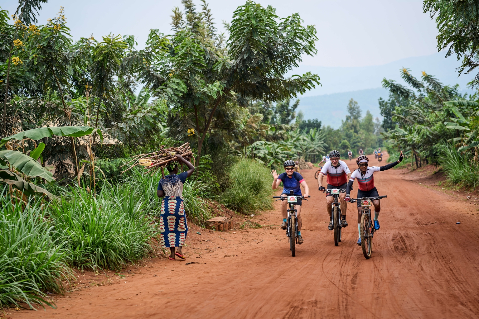 Fietsers met Veloglobe banner in Rwanda